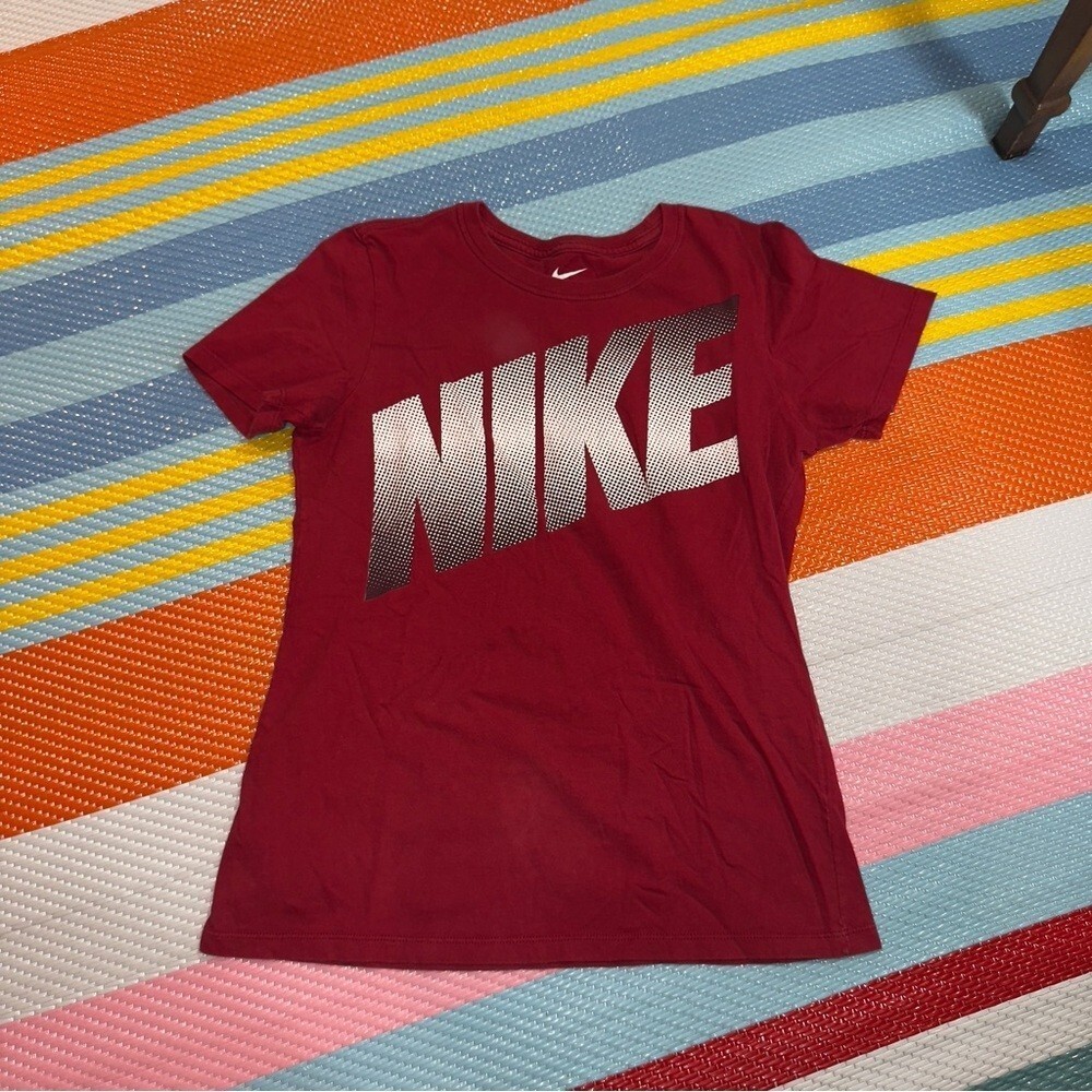 Nike Graphic Burgundy T-Shirt‎ Women’s Size Small